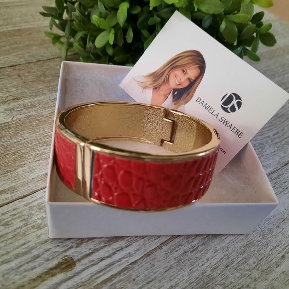 Daniela Swaebe Crimson Red Crocodile Inlay Wide Hinge Bangle - Goldtone, New! - Picture 2 of 16